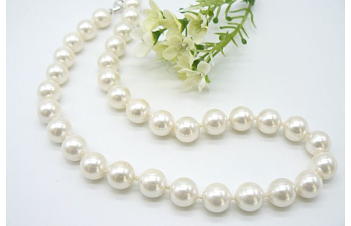 White Large Round Shell Pearl Necklace