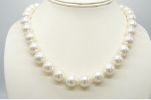 White Large Round Shell Pearl Necklace